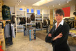 negozio di abbigliamento con commessa