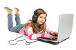 Jeune fille avec ordinateur portable ecoute de la musique
