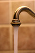 robinet ancien laissant couler l'eau