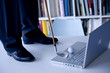golf in ufficio con computer