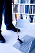 golf in ufficio con computer