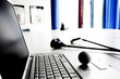 golf in ufficio con computer