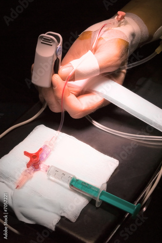Foto: patient's hand in operation room patient's hand in operation room