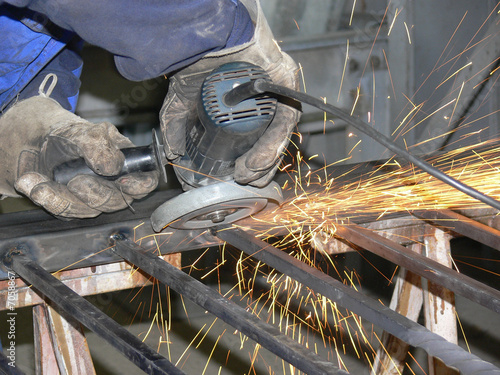 Handwerker mit Winkelschleifer, Flex