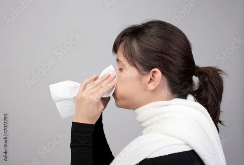 frau erkältung schnupfen nase allergie taschentuch