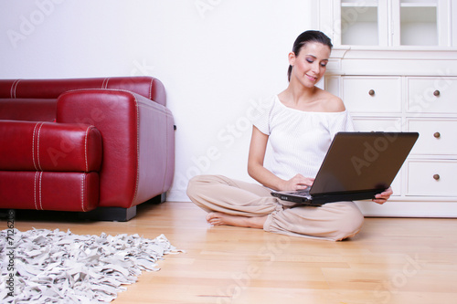 Frau Laptop Wohnzimmer Wireless Couch Internet