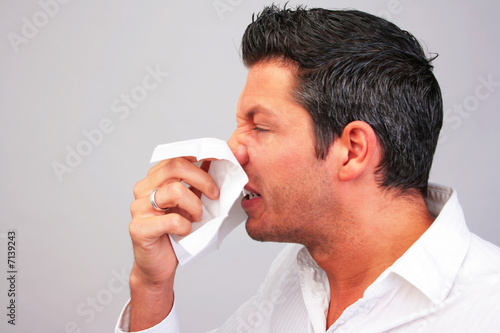 Mann Schnupfen Taschentuch Kleenex Erkältung Grippe Mann Schnupfen Taschentuch Kleenex Erkältung Grippe
