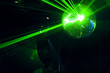 boule a facettes avec rayons laser vert soirée en discothèque boule a facettes avec rayons laser vert soirée en discothèque