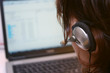 Foto: female operator with headset and laptop female operator with headset and laptop