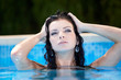 Aktmodel im Pool