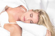 Frau liegt im Bett