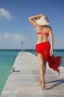 Foto: Mujer en un Muelle Tropical Mujer en un Muelle Tropical