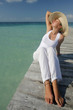 Mujer en un Muelle Tropical
