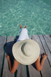 Foto: Mujer en un Muelle Tropical Mujer en un Muelle Tropical