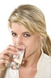 Frau trinkt Glas Wasser