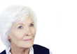 Seniorin porträt auf weiß  