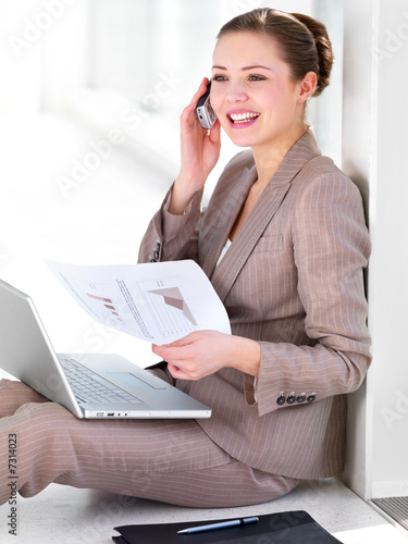 Foto: Business woman working and talking on phone Business woman working and talking on phone