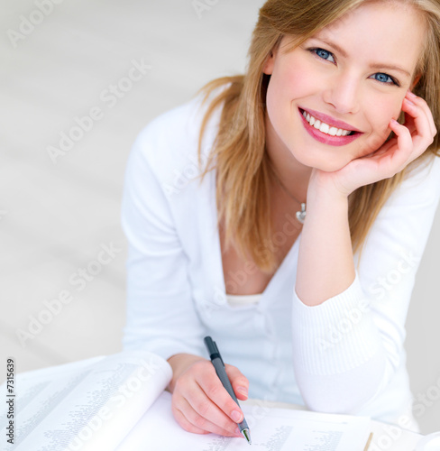 Foto: Woman writing in notebook Woman writing in notebook