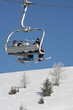 skieurs sur un télésiège
