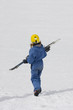 Photo: enfant qui porte ses skis enfant qui porte ses skis