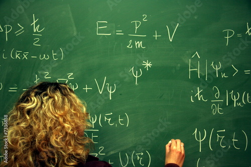 Foto: étudiante écrivant des équations au tableau étudiante écrivant des équations au tableau