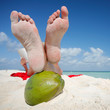 Pies en un Coco