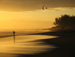 Foto: fille sur laplage au coucher du soleil et cerf volant fille sur laplage au coucher du soleil et cerf volant