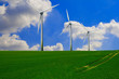 Windräder auf grüner Wiese Windräder auf grüner Wiese