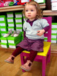 Photo: Fillette essayant des chaussures Fillette essayant des chaussures
