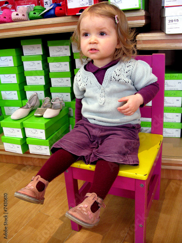 Photo: Fillette essayant des chaussures Fillette essayant des chaussures