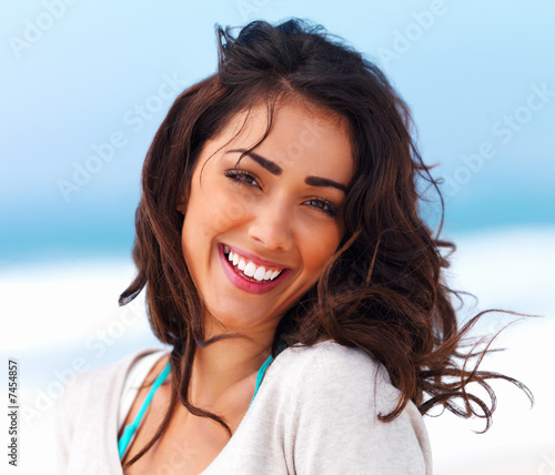 Foto: Beautiful young lady smiling Beautiful young lady smiling