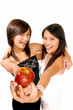 Deux jeunes femmes dansent avec une pomme