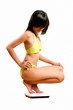 Jeune femme sur sa balance