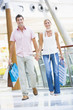Foto: Couple shopping in mall Couple shopping in mall