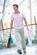 Foto: Man shopping in mall Man shopping in mall
