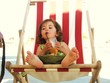 Images : enfant dans une chaise longue