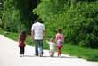 famille en promenade