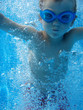Junge taucht im Schwimmbad