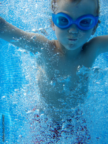 Junge taucht im Schwimmbad
