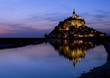 Le mont st michel au crépuscule avec son reflet Le mont st michel au crépuscule avec son reflet