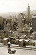Dziecko na Manhattanie – widokówka w sepii
