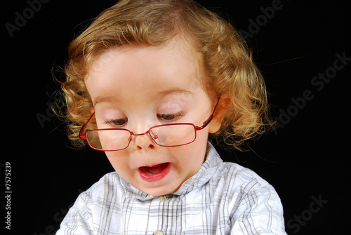 Photo : bébé avec des lunette qui fait une drôle de tête ! bébé avec des lunette qui fait une drôle de tête !