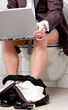 Photo: Geschäftmann mit Anzug und Computer auf Toilette Geschäftmann mit Anzug und Computer auf Toilette