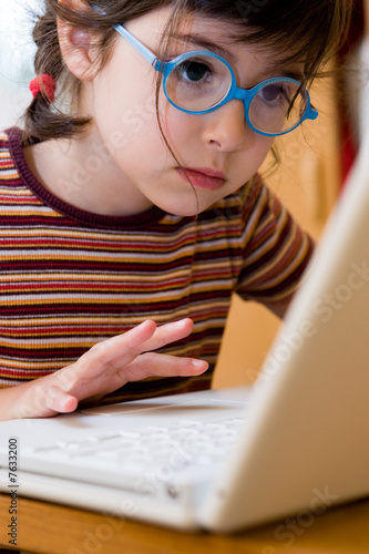 Foto: Enfant et ordinateur Enfant et ordinateur