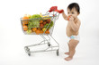 Baby mit Einkaufswagen