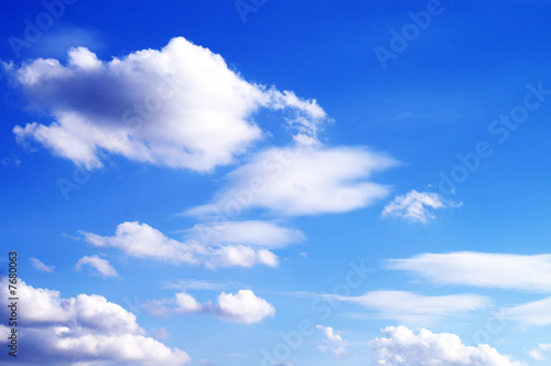 Wolken am blauen Himmel 