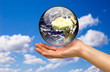 Foto: hand holding the world hand holding the world