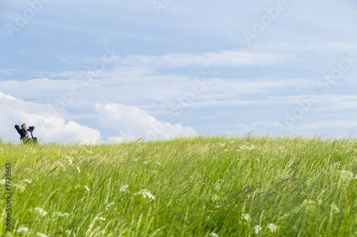 Manager auf der Wiese, sitzend