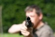 homme menaçant armé d'un fusil à pompe
