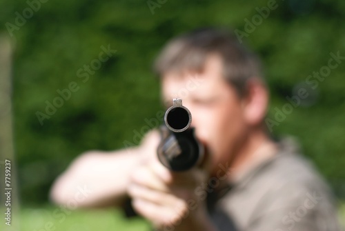 Photo : homme menaçant armé d'un fusil à pompe homme menaçant armé d'un fusil à pompe